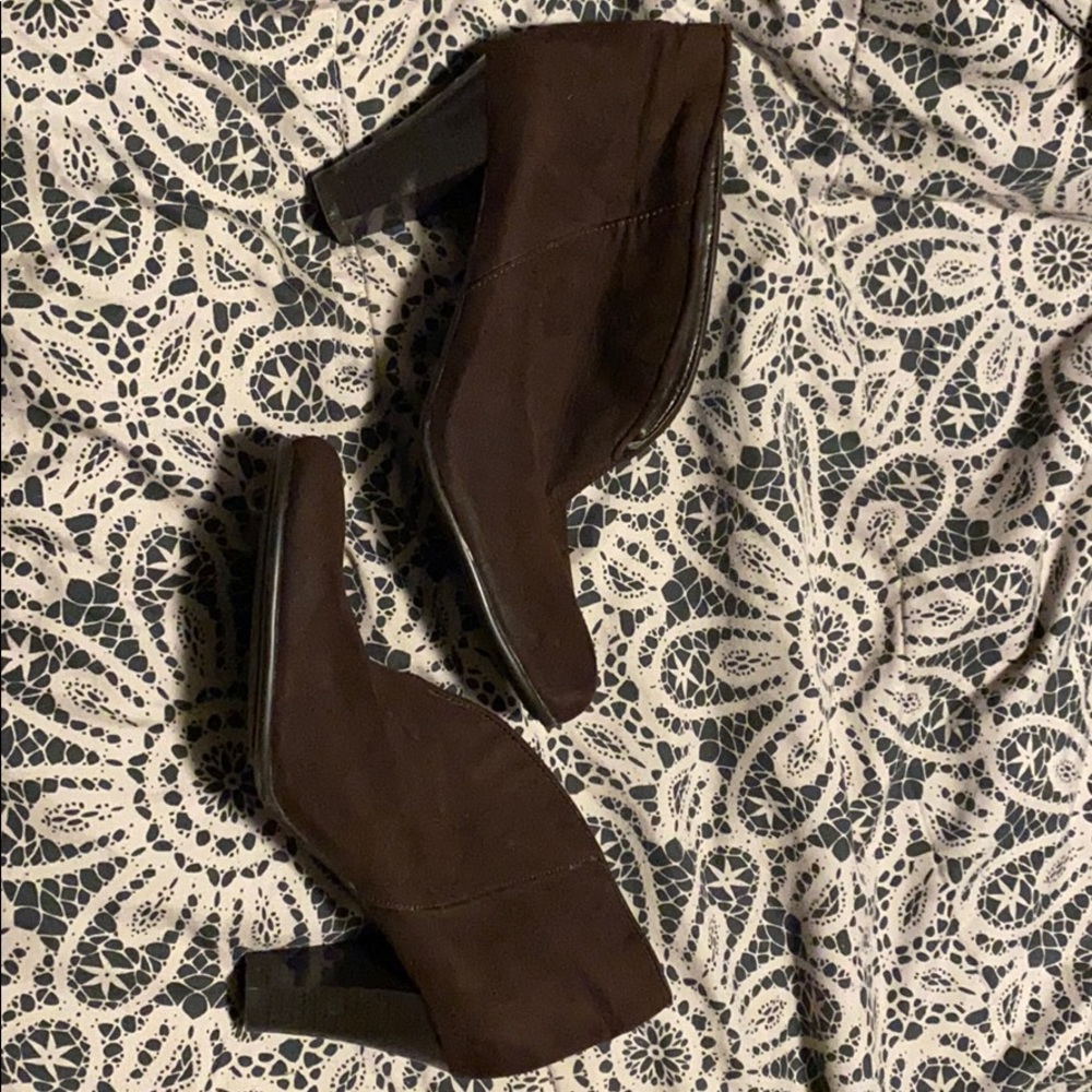 Minimum wear medium size Aerosoles ankle booties.